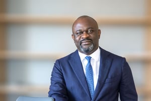 Stéphane Mbadinga Ditengou, le directeur général du Fonds gabonais d’investissements stratégiques (FGIS), dans son bureau à Libreville, le 14 juin 2024. © Malkolm Minkoh pour JA