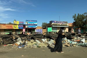 Une rangée de véhicules détruits à Um Badda, en périphérie de Khartoum.