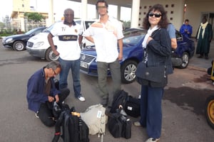 Les journalistes de RFI Ghislaine Dupont (à dr.) et Claude Verlon (accroupi), à Bamako, en juillet 2013. © RFI/AFP