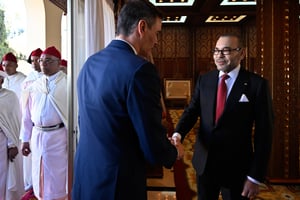 Le roi du Maroc Mohammed VI recevant le président du gouvernement espagnol Pedro Sánchez au Palais royal de Rabat, le 21 février 2024. © MAP / AFP