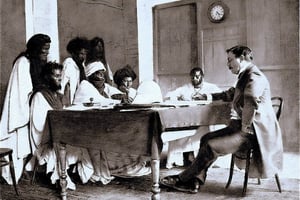 L’anthropologue français Xavier Coppolani (1866-1905) discutant avec des cheikhs, en Mauritanie. © Wikimedia