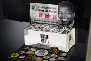 Dix ans après sa mort, la Fondation Nelson Mandela lui consacre une exposition : « Mandela est mort ». © LEON NEAL/Getty Images via AFP