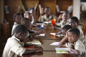 Écoliers dans une bibliothèque, à Lomé, au Togo. © Deloche/Godong/Leemage