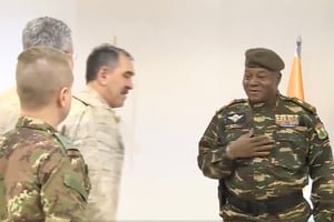 Le général Abdourahamane Tiani (à dr.) lors de la visite d’une délégation russe (à g.) à Niamey, au Niger, le 4 décembre 2023. © Doc vidéo Facebook / Présidence du Niger.