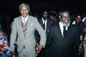 Sam Nujoma (à dr.), premier président de la Namibie indépendante, avec Nelson Mandela, lors des célébrations de l’indépendance de la Namibie, à Windhoek, le 21 mars 1990. © Graeme Williams/Aafrican pictures/Akg-images