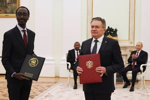 Le PDG de Rosatom, Alexey Likhachev (à dr.), et le ministre éthiopien des Affaires étrangères, Gedion Timothewos, au palais du Sénat à Moscou, le 25 septembre 2025.
