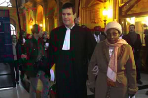 Agathe Habyarimana arrive au palais de justice de Paris, en janvier 2012. © Rémy de la Mauviniere / AP /SIPA