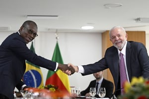 Le chef de l’État brésilien Luiz Inácio Lula da Silva (à dr.) accueillant son homologue béninois Patrice Talon, à Brasilía, le 23 mai 2024. © Mateus Bonomi/AGIF/SIPA