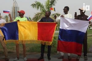 Lors du passage de Sergueï Lavrov au Tchad, des manifestants brandissent des drapeaux russes et tchadiens, le 5 juin 2024 à N’Djamena. © Denis SASSOU GUEIPEUR / AFP