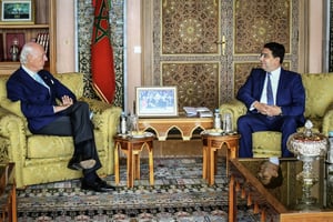 Nasser Bourita (à dr.), le ministre marocain des Affaires étrangères, recevant Staffan de Mistura, l’envoyé personnel du secrétaire général de l’ONU pour le Sahara occidental, à Rabat, le 5 juillet 2022.