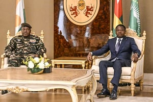 Le général Abdourahamane Tiani, chef de la junte au pouvoir au Niger et le président du Togo, Faure Essozimna Ngnassingbé, lors d’une précédente rencontre, à Lomé, le 8 décembre 2023. © Présidence du Togo