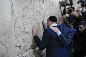 Le président argentin Javier Milei embrasse le rabbin orthodoxe séfarade argentin Shimon Axel Wahnish devant le mur des Lamentations, dans la vieille ville de Jérusalem, mardi 6 février 2024. © Leo Correa/AP/SIPA