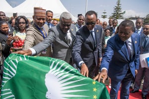 Paul Kagame, Moussa Faki Mahamat et Faure Gnassingbé lancent le marché unique du transport aérien africain, le 29 janvier 2018. © Présidence du Rwanda