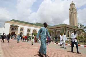 Des musulmans ivoiriens viennent assister à la prière du vendredi à la mosquée Mohammed VI d’Abidjan, pour son inauguration, le 5 avril 2024. © LEGNAN KOULA/EPA/MAXPPP