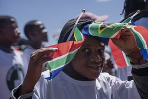 Des milliers de personnes marquent le 30ème anniversaire de la fin du régime d’apartheid, à Johannesburg, en Afrique du Sud, le 24 mars 2024. © Ihsaan Haffejee / Anadolu via AFP