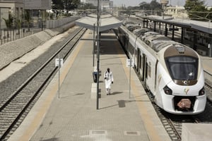 Un train express régional (TER) dans une station de Dakar © SEYLLOU / AFP