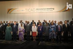 La ministre japonaise des Affaires étrangères, Yoko Kamikawa (au centre, en tailleur blanc), et des ministres de pays africains posent lors de la réunion ministérielle de la Ticad, à Tokyo, le 24 août 2024. © JIJI PRESS/AFP