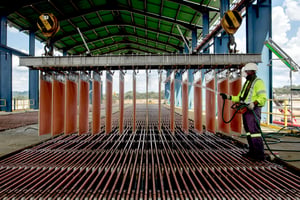 Un employé de la Société d'Exploitation de Kipoï (SEK), une filiale de l'entreprise australienne Tiger Ressources, travaille à la production de cathode de cuivre pures à 99,999% dans l'usine d'extraction électrolytique par solvant à Kipoï, à 75 kilomètres à l'ouest de Lubumbashi, capitale de la province minière du Katanga, en République démocratique du Congo, le 9 mars 2015. – An employee of the Société d'Exploitation de Kipoï (SEK), a subsidiary of the Australian company Tiger Resources, is working at the electrolytic solvent extraction plant in Kipoi, about 75 kilometers west of Lubumbashi, the capital of the mining province of Katanga, in the Democratic Republic of the Congo, on March 9th, 2015.