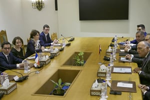Le ministre français de l’Europe et des Affaires étrangères, Stéphane Séjourné (à gauche), rencontre son homologue égyptien Sameh Choukry (à droite) au Caire, le 1er mai 2024. © Khaled DESOUKI / AFP