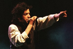 Rachid Taha, sur scène dans le sud de la France, en juillet 2000. © Reuters