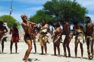 Un bushman Haikom danse, le 15 novembre 2008 Ã  Seringkop (Namibie)