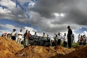 Une famille zimbabwÃ©enne enterre une proche dÃ©cÃ©dÃ©e du cholÃ©ra Ã  Harare le 8 dÃ©