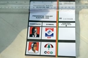 Le candidat John Attah Mills vote lors du 2e tour de la prÃ©sidentielle au Ghana, le 28 dÃ©cembr