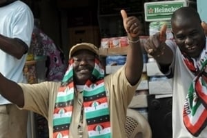 Le candidat de l’opposition ghanÃ©enne John Atta-Mills vote au 2e tour de la prÃ©sidentielle, le