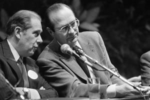 Le président du groupe RPR au Sénat, Charles Pasqua, et le président du parti, Jacques Chirac, le 13 décembre 1983 au Sénat à Paris. © Philippe Bouchon/AFP