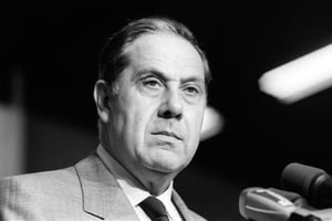 Charles Pasqua, alors ministre de l’Intérieur, le 16 octobre 1986, lors du congrès de la FASP (Fédération autonome des syndicats de police) au Bourget . © Georges Bendrihem/AFP