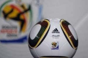 Le Jabulani , ballon officiel de la Coupe du Monde, présenté le 4 décembre 2009 au Cap © AFP