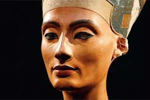 Le buste de Néfertiti est exposé au Neues Museum de Berlin © Fabrizio Bensch/Reuters