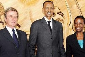 Paul Kagamé, Bernard Kouchner et Louise Mushikiwabo, le 7 janvier à Kigali © AFP
