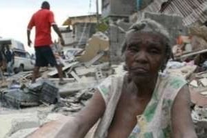 Une femme au milieu des décombres à Haïti, frappé le 12 janvier 2010 par un violent séisme © AFP