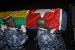 Des gendarmes portent le cercueil d’une des victimes de l’attaque contre les togolais © AFP