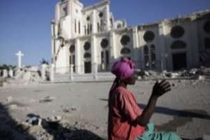 Prière devant la cathédrale détruite de Port-au-Prince, le 17 janvier © AP