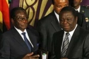 Le Président Robert Mugabe (G) et le leader de l’opposition Morgan Tsvangirai à Harare en 2008 © AFP