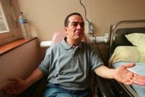 le journaliste tunisien Taoufik Ben Brik le 07 mai 2000 dans sa chambre d’un hôpital parisien. © AFP