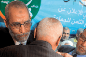 Mohamed Badie (de face), félicité par son prédécesseur, Mehdi Akef, le 16 janvier © Victoria Hazou/AFP