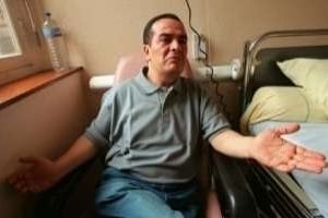 Taoufik Ben Brik le 7 mai 2000 dans sa chambre de l’hôpital parisien de la Pitié-Salpêtrière