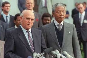 Frederik Willem de Klerk et Nelson Mandela le 2 février 1990 au Cap © AFP
