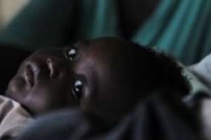 Un enfant atteint de paludisme dans un hôpital de Juba, au Soudan, le 2 avril 2009 © AFP