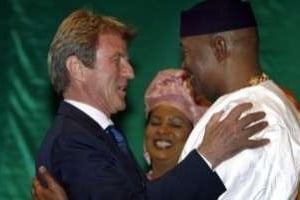Le chef de la diplomatie française Bernard Kouchner et le président malien Amadou Toumani Touré © AFP