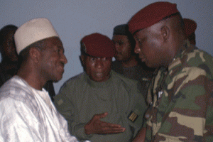 Kabiné Comara avec Moussa Dadis Camara et Sékouba Konaté, le 30 décembre 2008 © Reuters