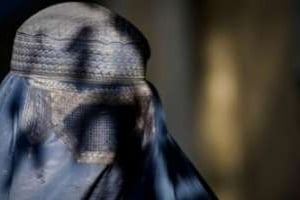 Le niqab ne pouvait laisser deviner la barbe de la fiancée © AFP