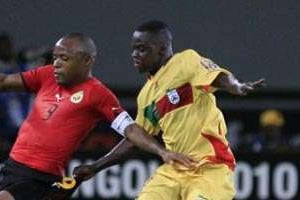 Le béninois Sèssegnon (à d.) contre le Mozambique pendant la CAN 2010 © AFP