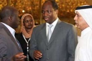 Djibril Bassolé (C), le chef de la diplomatie du Qatar, (D) et le porte-parole du JEM, le 11/02/09 © AFP