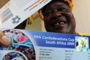 Un heureux propriétaire d’un billet pour un match du Mondial, le 29 avril 2009 à Johannesburg © AFP