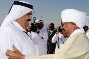 L’émir du Qatar accueille le président soudanais Omar el-Béchir (à d.) à Doha © AFP