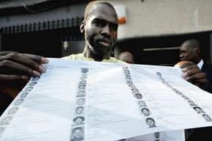 Présentation d’une liste électorale provisioire à Abidjan, novembre 2009 © Issouf Sanogo/AFP
